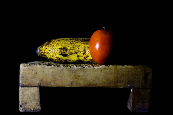 Plátano Maduro Tomate Fresco Sobre Fondo Negro — Foto de Stock