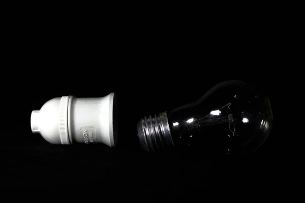 Лампочка Изолирована Черном — стоковое фото