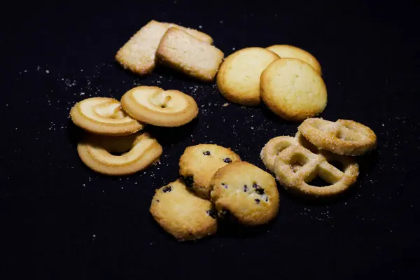 Tiro Close Biscoitos Saborosos Fundo Preto — Fotografia de Stock