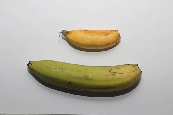 Банан Білому Тлі — стокове фото