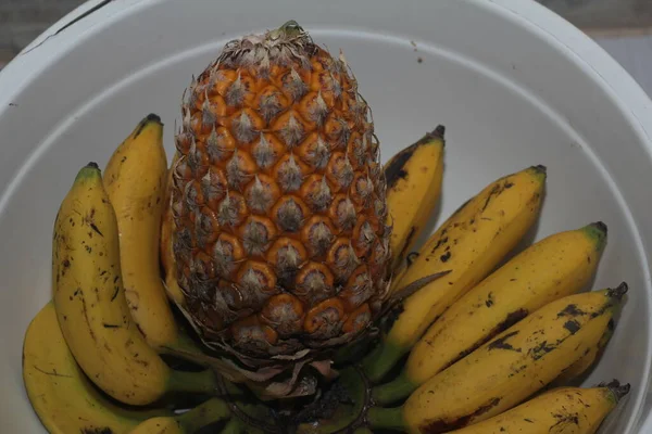 Rijp Ananas Bananen — Stockfoto