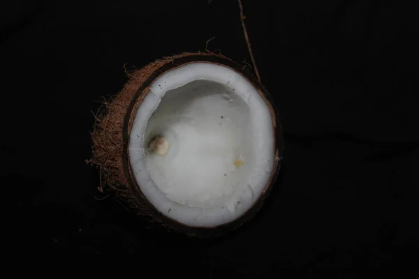 在黑色背景上分离的椰子的特写 — 图库照片