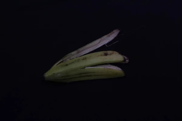 黑色背景的香蕉皮 — 图库照片