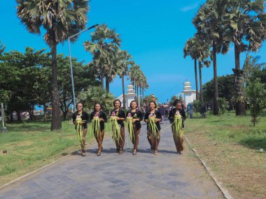 Parang Tritis Plajı, Yogyakarta 7 Haziran 2022: Yıllık Deniz Sunma Festivali. Parangtris plajı çevresindeki topluluk Labuhan Bhakti Pisungsung Jaladri adlı geleneksel bir kutlama düzenliyor..