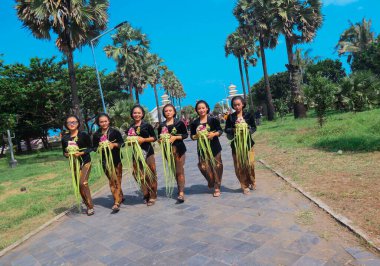 Parang Tritis Plajı, Yogyakarta 7 Haziran 2022: Yıllık Deniz Sunma Festivali. Parangtris plajı çevresindeki topluluk Labuhan Bhakti Pisungsung Jaladri adlı geleneksel bir kutlama düzenliyor..
