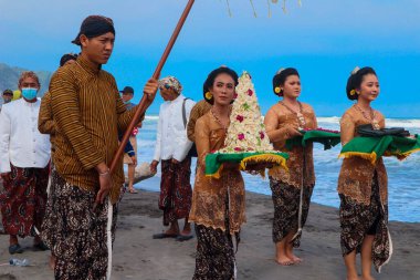Parang Tritis Plajı, Yogyakarta 7 Haziran 2022: Yıllık Deniz Sunma Festivali. Parangtris plajı çevresindeki topluluk Labuhan Bhakti Pisungsung Jaladri adlı geleneksel bir kutlama düzenliyor..