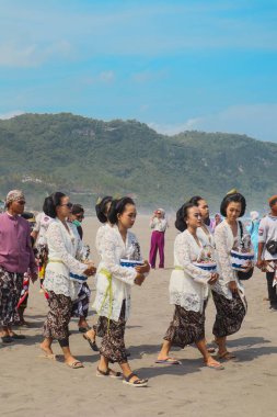 Parang Tritis Plajı, Yogyakarta 7 Haziran 2022: Yıllık Deniz Sunma Festivali. Parangtris plajı çevresindeki topluluk Labuhan Bhakti Pisungsung Jaladri adlı geleneksel bir kutlama düzenliyor..