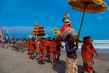 Parang Tritis Plajı, Yogyakarta 7 Haziran 2022: Yıllık Deniz Sunma Festivali. Parangtris plajı çevresindeki topluluk Labuhan Bhakti Pisungsung Jaladri adlı geleneksel bir kutlama düzenliyor..