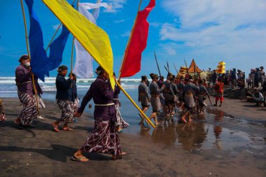 Parang Tritis Plajı, Yogyakarta 7 Haziran 2022: Yıllık Deniz Sunma Festivali. Parangtris plajı çevresindeki topluluk Labuhan Bhakti Pisungsung Jaladri adlı geleneksel bir kutlama düzenliyor..