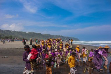 Parang Tritis Plajı, Yogyakarta 7 Haziran 2022: Yıllık Deniz Sunma Festivali. Parangtris plajı çevresindeki topluluk Labuhan Bhakti Pisungsung Jaladri adlı geleneksel bir kutlama düzenliyor..