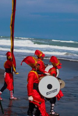 Parang Tritis Plajı, Yogyakarta 7 Haziran 2022: Yıllık Deniz Sunma Festivali. Parangtris plajı çevresindeki topluluk Labuhan Bhakti Pisungsung Jaladri adlı geleneksel bir kutlama düzenliyor..