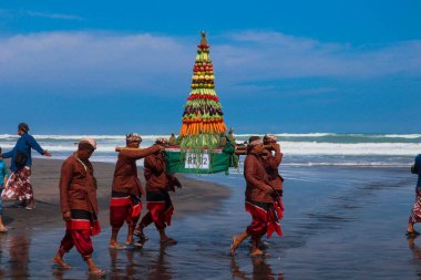 Parang Tritis Plajı, Yogyakarta 7 Haziran 2022: Yıllık Deniz Sunma Festivali. Parangtris plajı çevresindeki topluluk Labuhan Bhakti Pisungsung Jaladri adlı geleneksel bir kutlama düzenliyor..