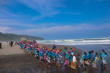 Parang Tritis Plajı, Yogyakarta 7 Haziran 2022: Yıllık Deniz Sunma Festivali. Parangtris plajı çevresindeki topluluk Labuhan Bhakti Pisungsung Jaladri adlı geleneksel bir kutlama düzenliyor..