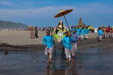 Parang Tritis Plajı, Yogyakarta 7 Haziran 2022: Yıllık Deniz Sunma Festivali. Parangtris plajı çevresindeki topluluk Labuhan Bhakti Pisungsung Jaladri adlı geleneksel bir kutlama düzenliyor..