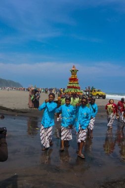 Parang Tritis Plajı, Yogyakarta 7 Haziran 2022: Yıllık Deniz Sunma Festivali. Parangtris plajı çevresindeki topluluk Labuhan Bhakti Pisungsung Jaladri adlı geleneksel bir kutlama düzenliyor..