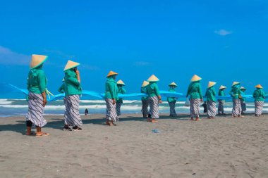 Parang Tritis Plajı, Yogyakarta 7 Haziran 2022: Yıllık Deniz Sunma Festivali. Parangtris plajı çevresindeki topluluk Labuhan Bhakti Pisungsung Jaladri adlı geleneksel bir kutlama düzenliyor..