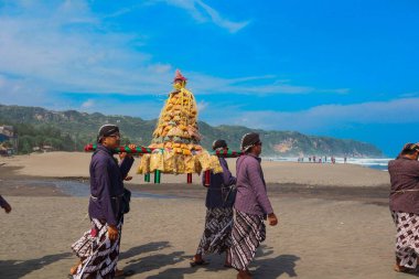 Parang Tritis Plajı, Yogyakarta 7 Haziran 2022: Yıllık Deniz Sunma Festivali. Parangtris plajı çevresindeki topluluk Labuhan Bhakti Pisungsung Jaladri adlı geleneksel bir kutlama düzenliyor..