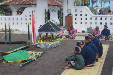 Parang Tritis Plajı, Yogyakarta 7 Haziran 2022: Yıllık Deniz Sunma Festivali. Parangtris plajı çevresindeki topluluk Labuhan Bhakti Pisungsung Jaladri adlı geleneksel bir kutlama düzenliyor..