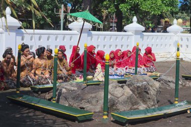 Parang Tritis Plajı, Yogyakarta 7 Haziran 2022: Yıllık Deniz Sunma Festivali. Parangtris plajı çevresindeki topluluk Labuhan Bhakti Pisungsung Jaladri adlı geleneksel bir kutlama düzenliyor..