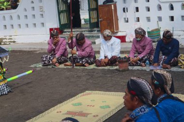 Parang Tritis Plajı, Yogyakarta 7 Haziran 2022: Yıllık Deniz Sunma Festivali. Parangtris plajı çevresindeki topluluk Labuhan Bhakti Pisungsung Jaladri adlı geleneksel bir kutlama düzenliyor..