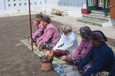 Parang Tritis Plajı, Yogyakarta 7 Haziran 2022: Yıllık Deniz Sunma Festivali. Parangtris plajı çevresindeki topluluk Labuhan Bhakti Pisungsung Jaladri adlı geleneksel bir kutlama düzenliyor..