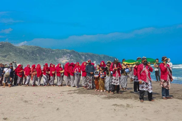 Parang Tritis Plajı, Yogyakarta 7 Haziran 2022: Yıllık Deniz Sunma Festivali. Parangtris plajı çevresindeki topluluk Labuhan Bhakti Pisungsung Jaladri adlı geleneksel bir kutlama düzenliyor..