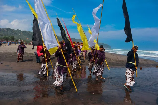 2022年6月7日 ジョグジャカルタ パラン トリティス ビーチ 毎年恒例の海の祭典 パラングリスビーチ周辺のコミュニティは ラボーハン バクティ ピサン — ストック写真