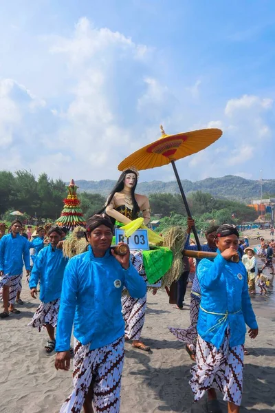 2022年6月7日 ジョグジャカルタ パラン トリティス ビーチ 毎年恒例の海の祭典 パラングリスビーチ周辺のコミュニティは ラボーハン バクティ ピサン — ストック写真