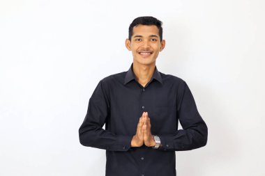 Asyalı dua ediyor, beyaz arka planda izole edilmiş.