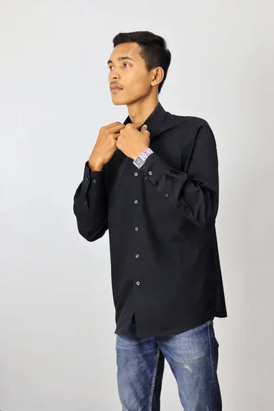 Junger Asiatischer Mann Mit Weißem Hemd Und Jeans Posiert Hintergrund — Stockfoto