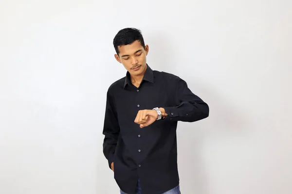 Ung Stilig Man Tittar Armbandsur Vit Bakgrund — Stockfoto
