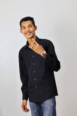 Beyaz bir arka planda mutlu bir yüzü olan bir adam.