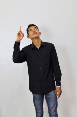 Beyaz bir arka planda mutlu bir yüzü olan bir adam.