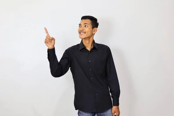 Asiatischer Junger Mann Zeigt Auf Kopierraum Isoliert Auf Weißem Hintergrund — Stockfoto