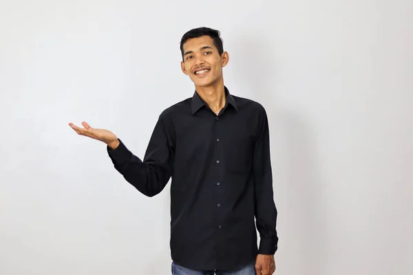 Junger Asiatischer Mann Trägt Hemd Und Präsentiert Etwas — Stockfoto
