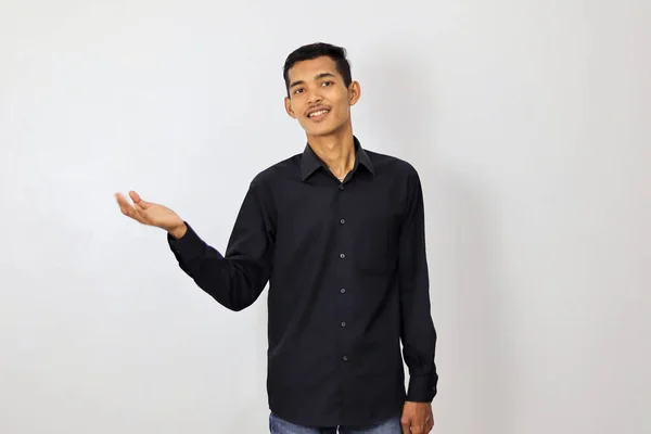 Pria Asia Yang Mengenakan Kemeja Biru Menunjuk Dengan Tangan Ruang — Stok Foto