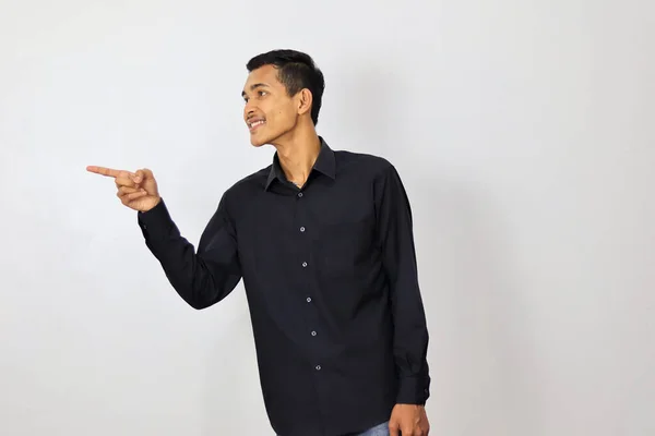 Mladý Pohledný Podnikatel Nosí Košili Ukazující Prstem Kopírovat Prostor Izolované — Stock fotografie