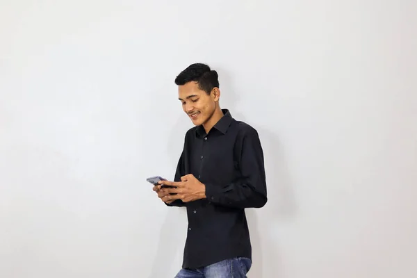 Asiatischer Junger Mann Marineblauen Hemd Mit Smartphone Auf Weißem Hintergrund — Stockfoto