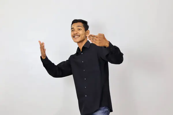 Jovem Asiático Homem Vestindo Uma Camisa Apontando Dedos Para Lado — Fotografia de Stock