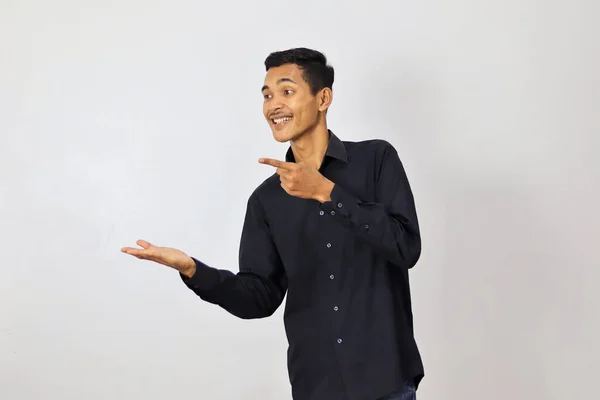 Asiatisk Man Med Blå Skjorta Står Mot Den Vita Bakgrunden — Stockfoto