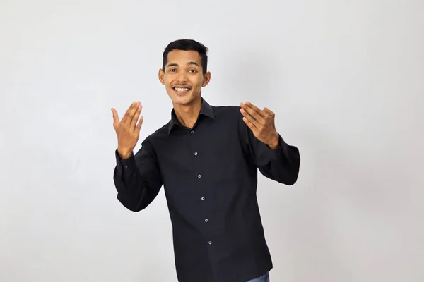 Mutlu Asyalı Genç Işadamı Parmaklarını Işaret Ediyor — Stok fotoğraf