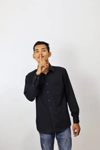Ung Asiatisk Man Bär Skjorta Och Visar Fingergest Munnen — Stockfoto