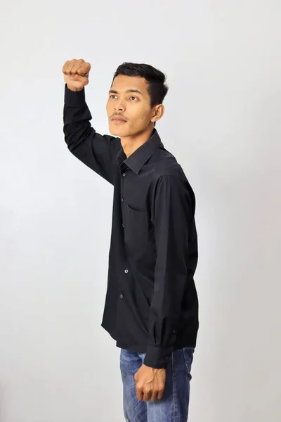 Asiatique Homme Portant Chemise Noire Montrant Poing Isolé Sur Fond — Photo