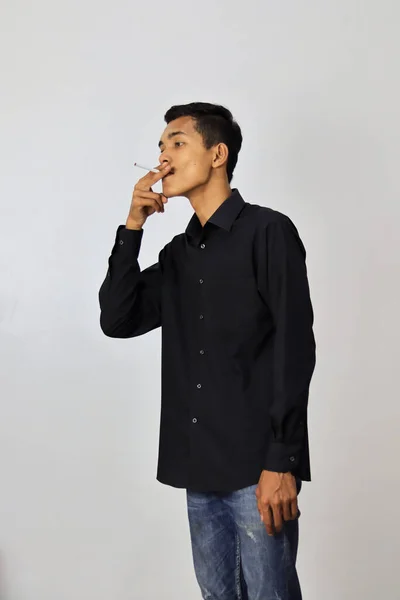Junge Hübsche Asiatische Geschäftsmann Schwarzem Hemd Und Zigarette Rauchen — Stockfoto