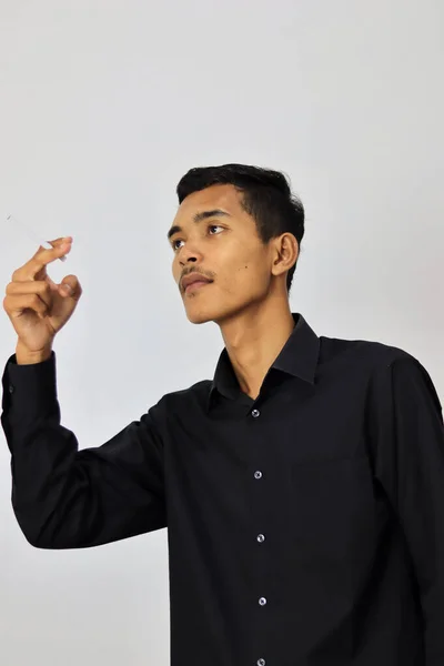 Молодой Красивый Азиатский Бизнесмен Черной Рубашке Курящей Сигарете — стоковое фото