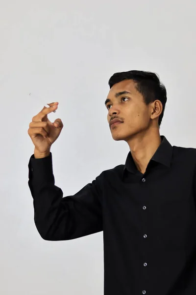 Joven Guapo Asiático Hombre Negocios Negro Camisa Fumar Cigarrillo —  Fotos de Stock
