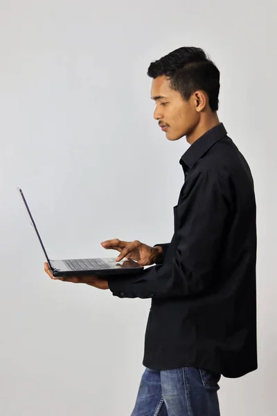 Hombre Usando Ordenador Portátil Fondo Gris Estudio — Foto de Stock