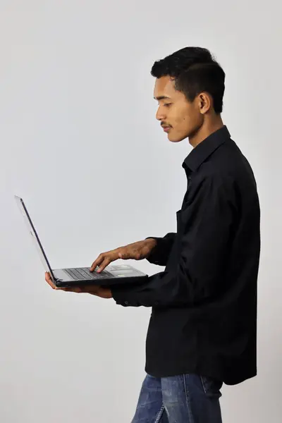 Joven Asiático Hombre Negocios Negro Camisa Usando Portátil Gris Estudio —  Fotos de Stock