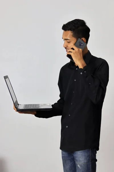 Hombre Joven Usando Ordenador Portátil —  Fotos de Stock