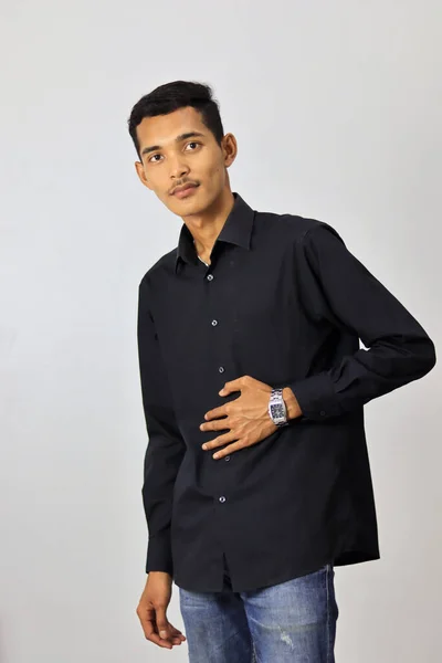 Молодой Азиат Черной Рубашке Джинсах Позирует Сером Фоне — стоковое фото